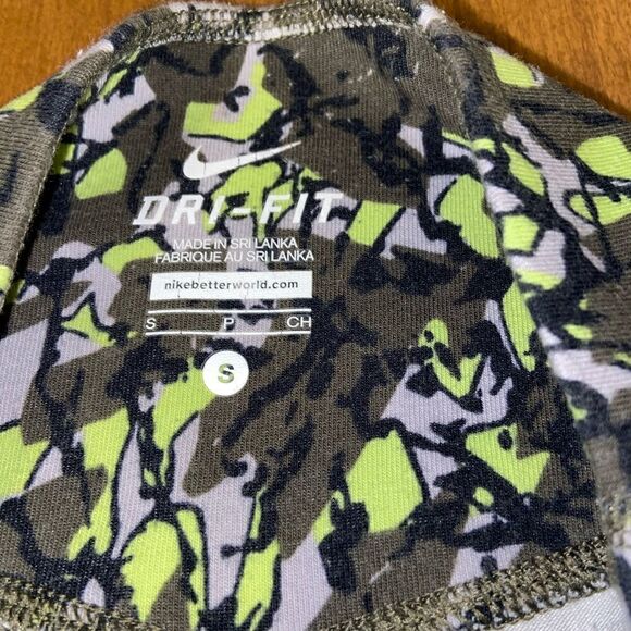 Nike dri fit graphic athletic capris - Picture 4 of 4